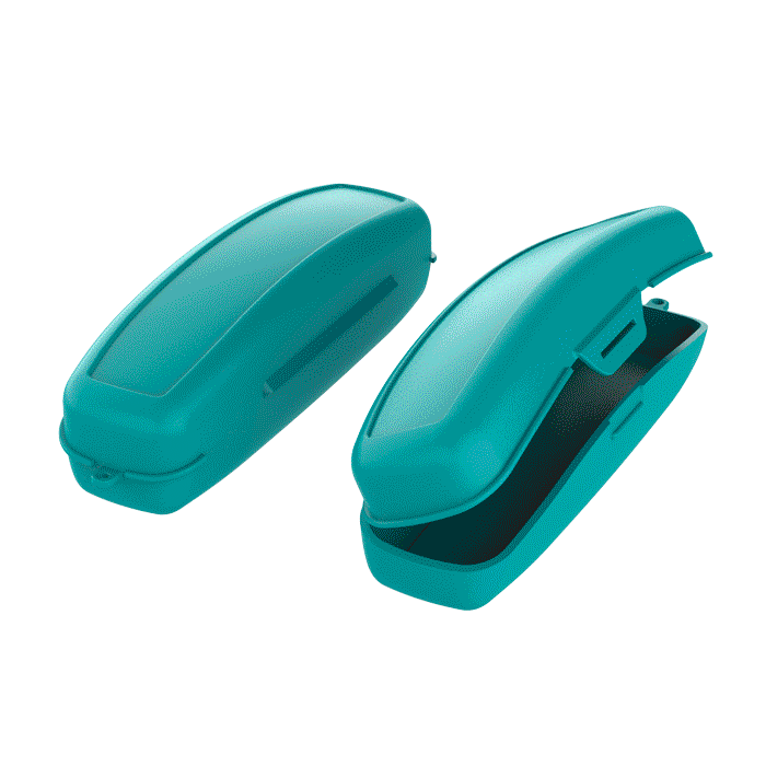 <b>In Europa hergestellte</b> Schutzmaskenbox aus Polyproylen (<b>recycelbares PP</b>) für den Schutz und die Aufbewahrung aller Arten von Schutzmasken (hygienische, chirurgische, FFP2 und Stoffmasken). Die Box verfügt über ein schnelles und sicheres Verschlusssystem, hat ein leichtes und minimalistisches Design für einen einfachen Transport und ist sogar in der Spülmaschine waschbar. Sie ermöglicht die Anbringung einer <b>Kordel</b>, was sehr praktisch für Sport, für den Strand oder die Berge sowie für Kinder im schulpflichtigen Alter ist. Kontaktieren Sie uns, wenn Sie an <b>Sonderfarben</b>, <b>biologisch abbaubaren Materialien</b>, oder auch an einer Kundenanpassung mit Ihrem <b>Firmenlogo</b> interessiert sind.<br><br><a href='/news/BIOADD-eng.pdf' target='_blank'>Hier finden Sie weitere Informationen zur Möglichkeit der Fertigung aus <b>biologisch abbaubarem</b> Zusatzstoff. </a>